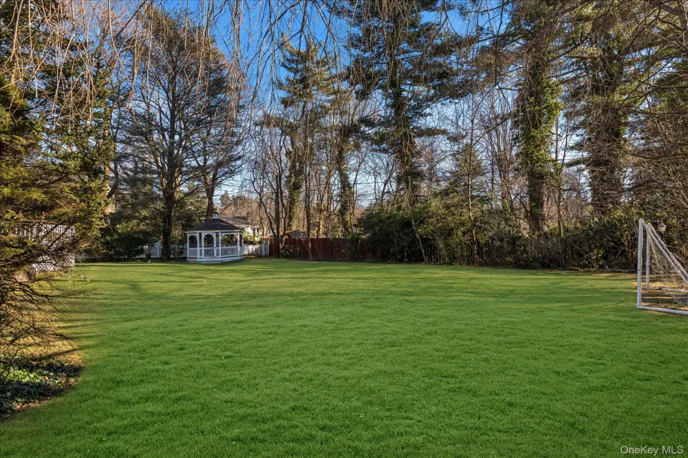 200 Hummingbird Drive East Hills, NY 11576