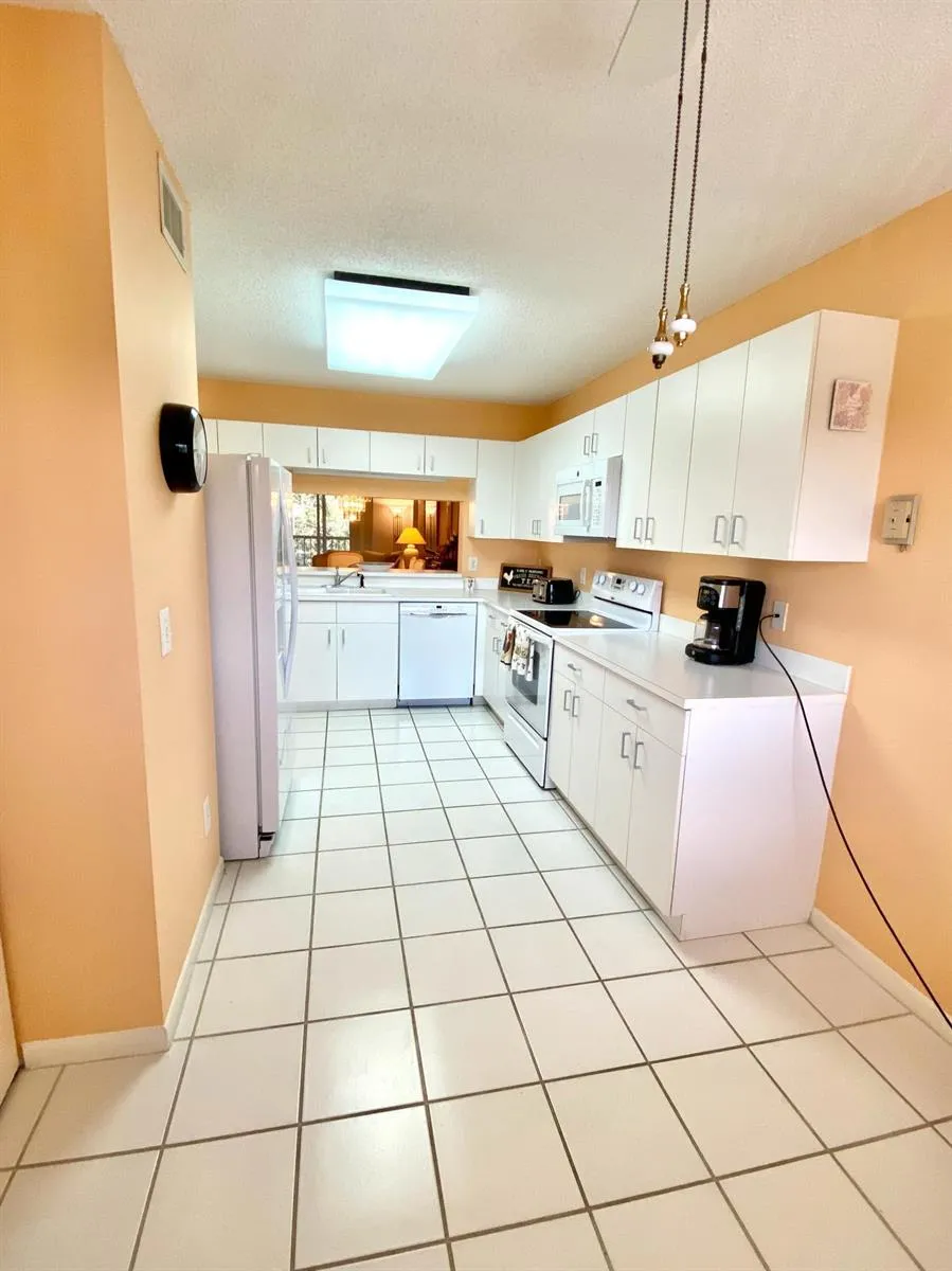 4735 Lucerne Lakes Boulevard E #410 Lake Worth, FL 33467