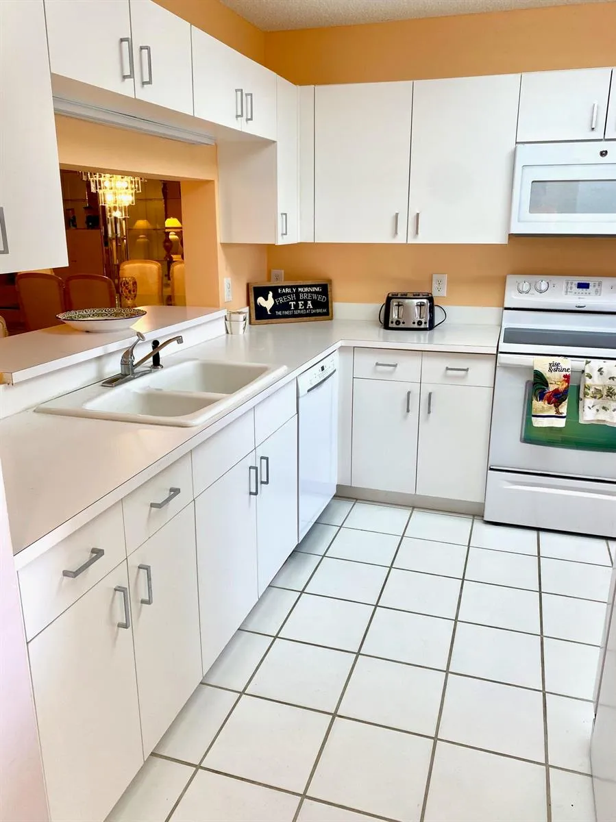 4735 Lucerne Lakes Boulevard E #410 Lake Worth, FL 33467