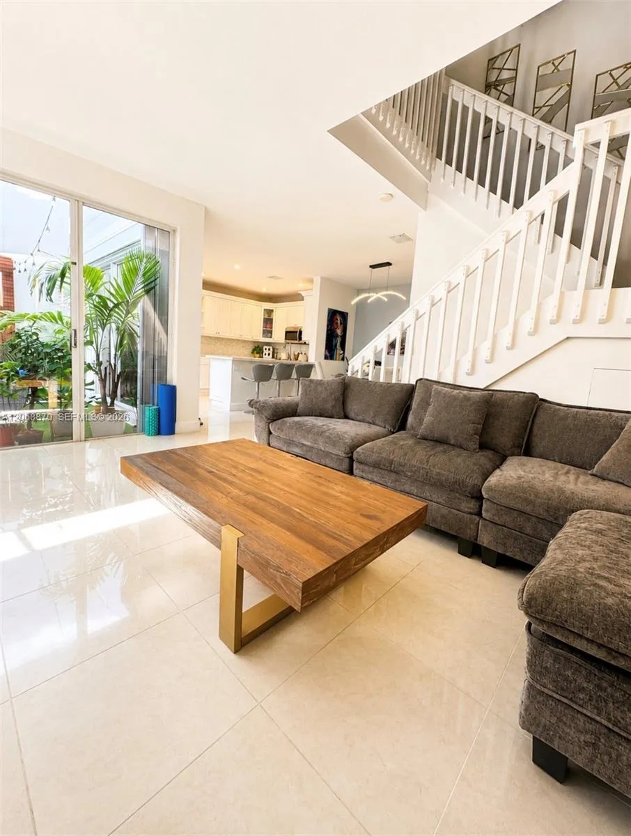 1135 Cherrypalm Ln Hollywood, FL 33019