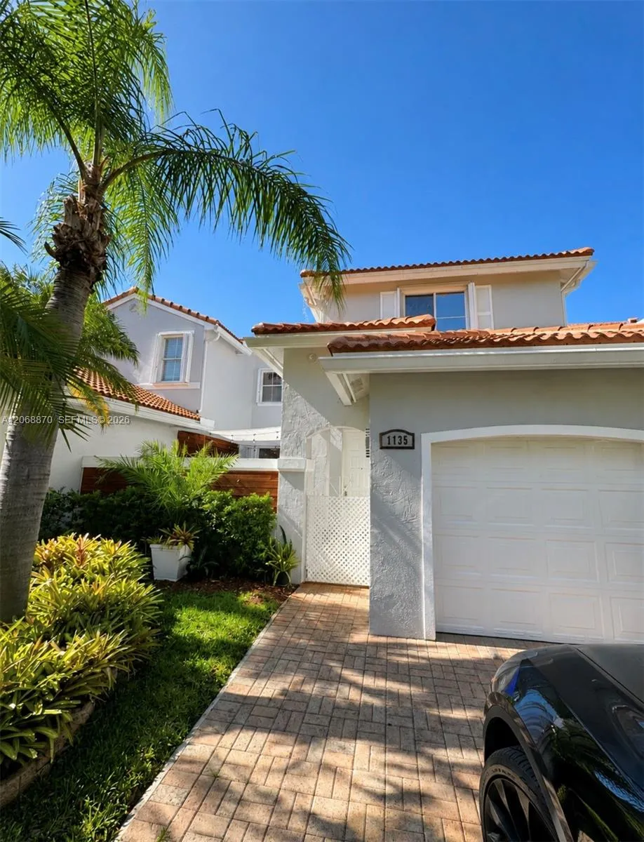 1135 Cherrypalm Ln Hollywood, FL 33019