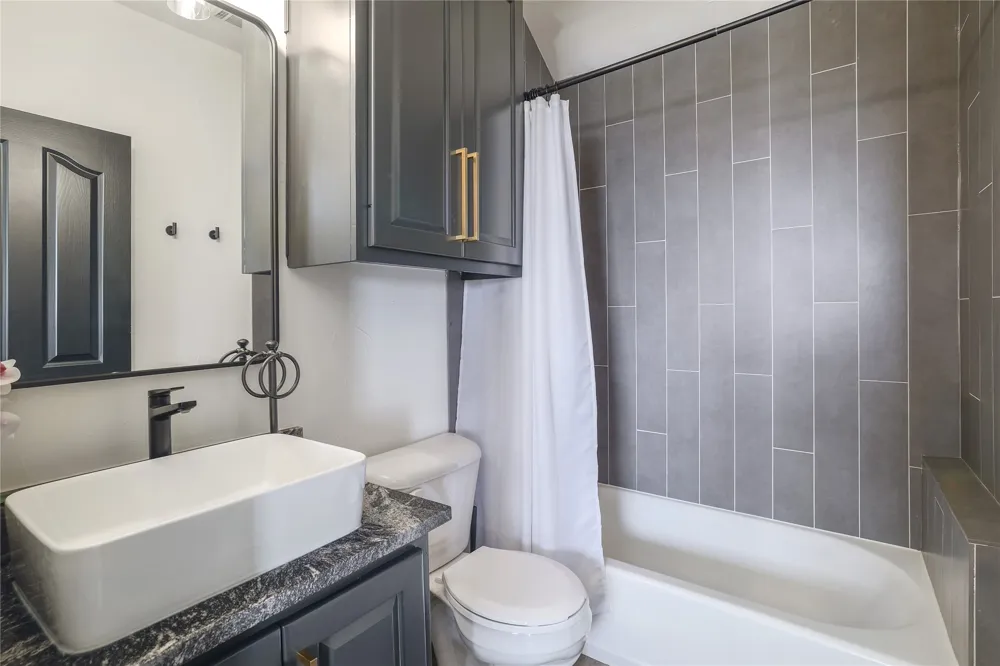 1128 Thurman Bluff Drive Spicewood, TX 78669