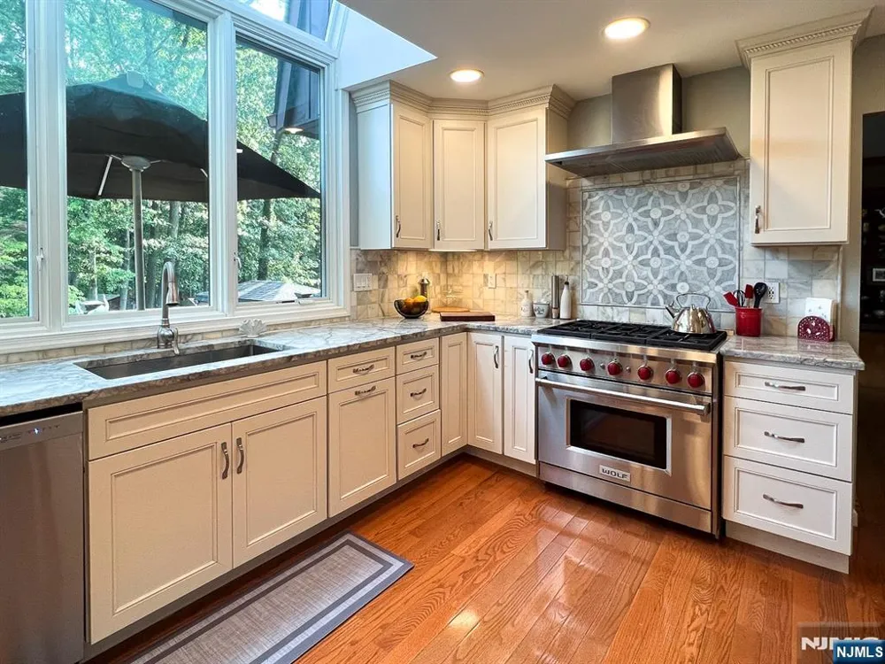 203 Harwood Place Paramus, NJ 07652