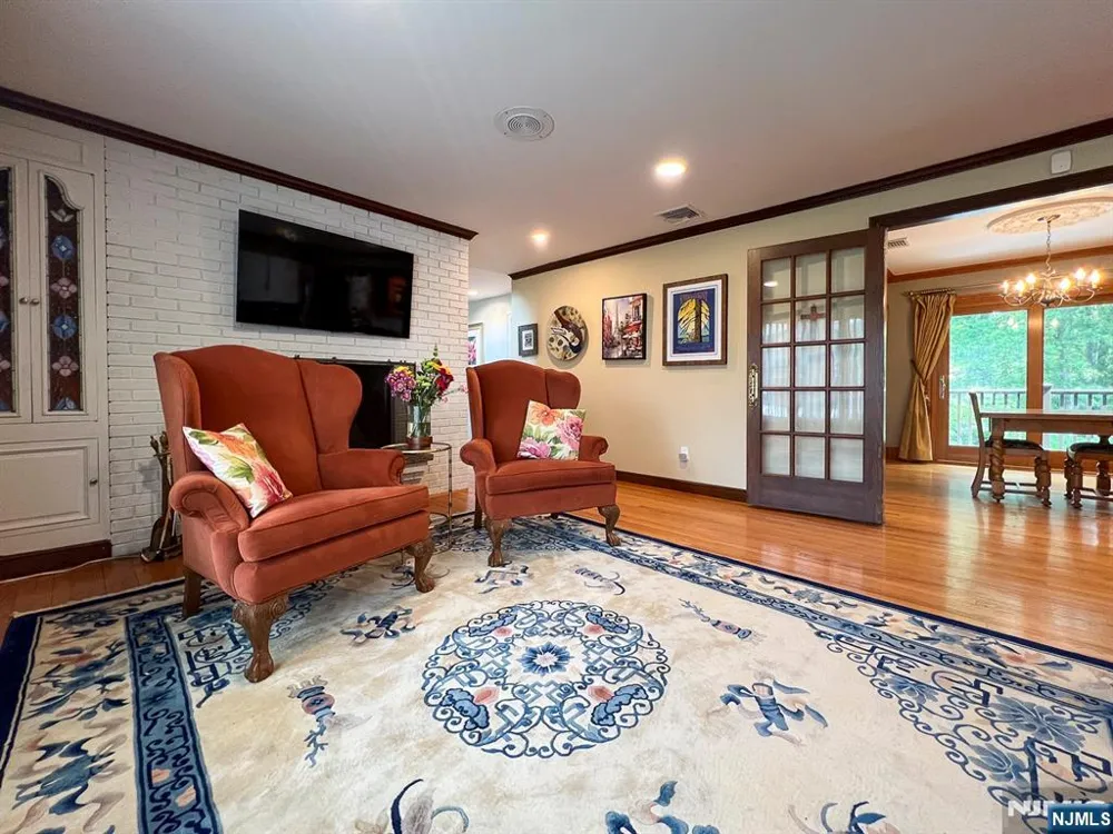 203 Harwood Place Paramus, NJ 07652