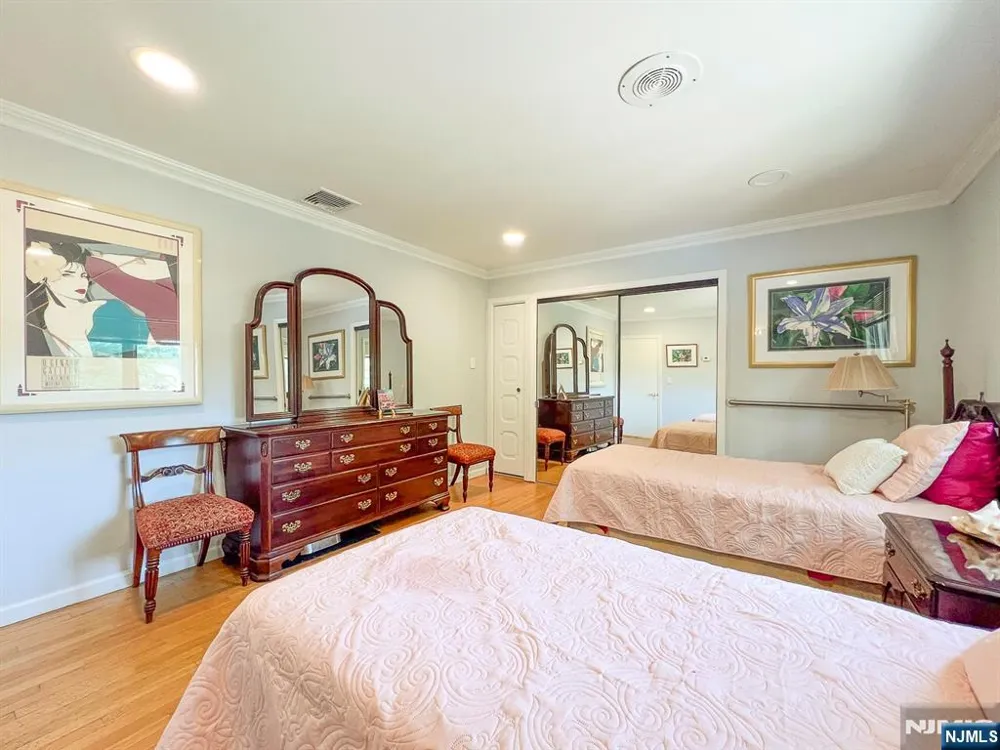 203 Harwood Place Paramus, NJ 07652