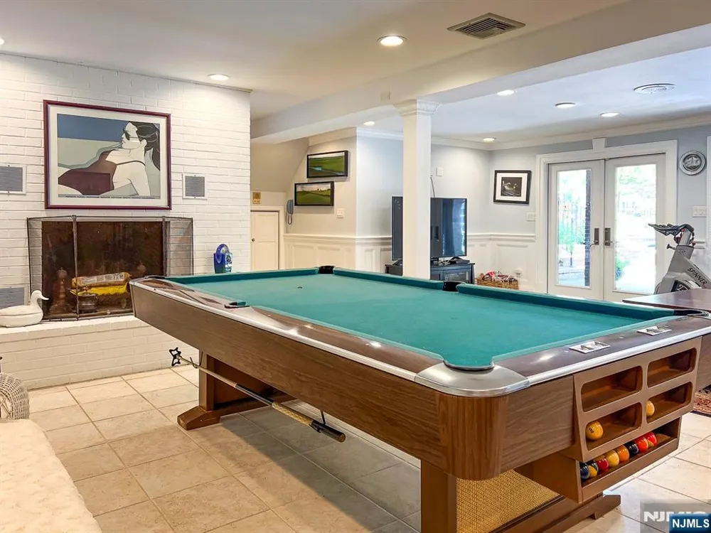 203 Harwood Place Paramus, NJ 07652