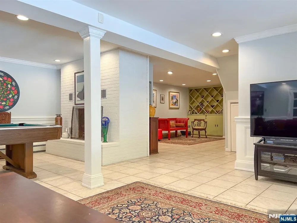 203 Harwood Place Paramus, NJ 07652