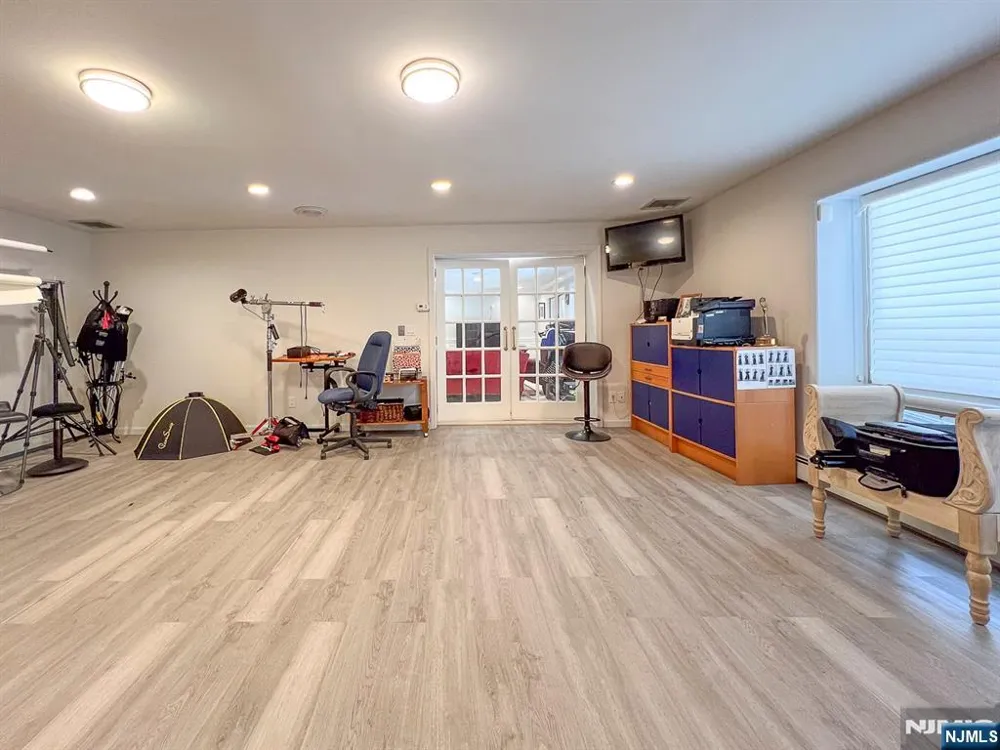 203 Harwood Place Paramus, NJ 07652