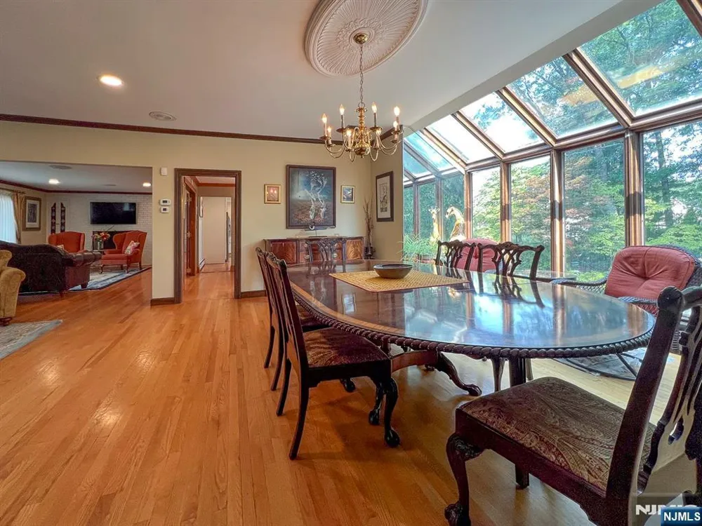 203 Harwood Place Paramus, NJ 07652