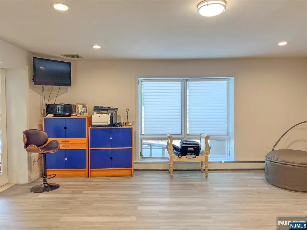 203 Harwood Place Paramus, NJ 07652