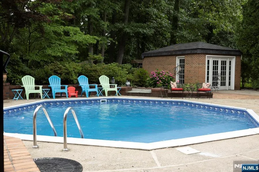 203 Harwood Place Paramus, NJ 07652