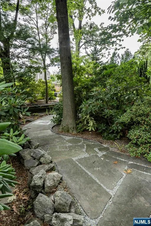 203 Harwood Place Paramus, NJ 07652