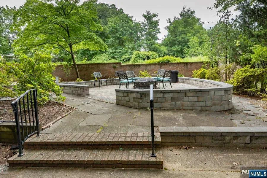 203 Harwood Place Paramus, NJ 07652