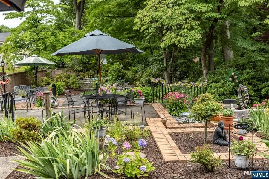 203 Harwood Place Paramus, NJ 07652