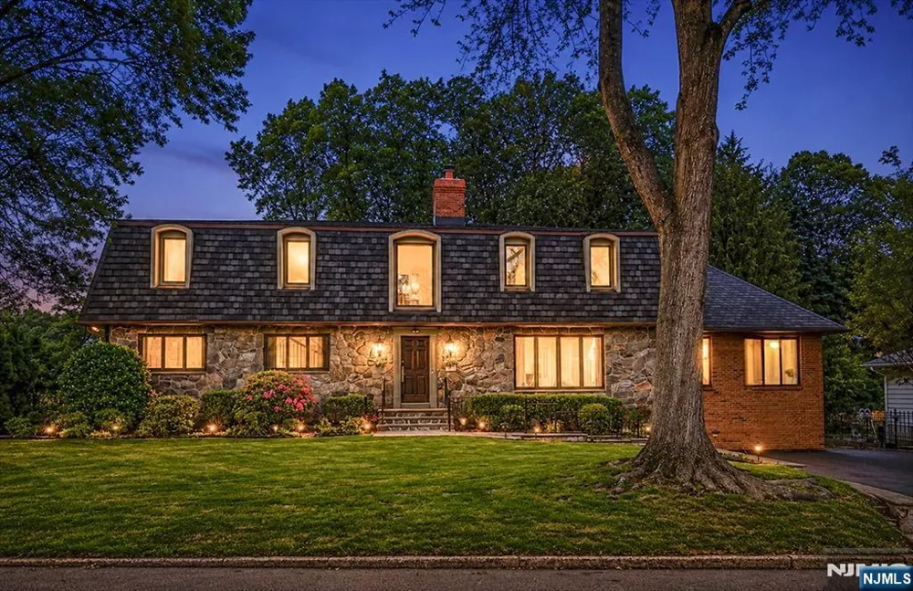 203 Harwood Place Paramus, NJ 07652