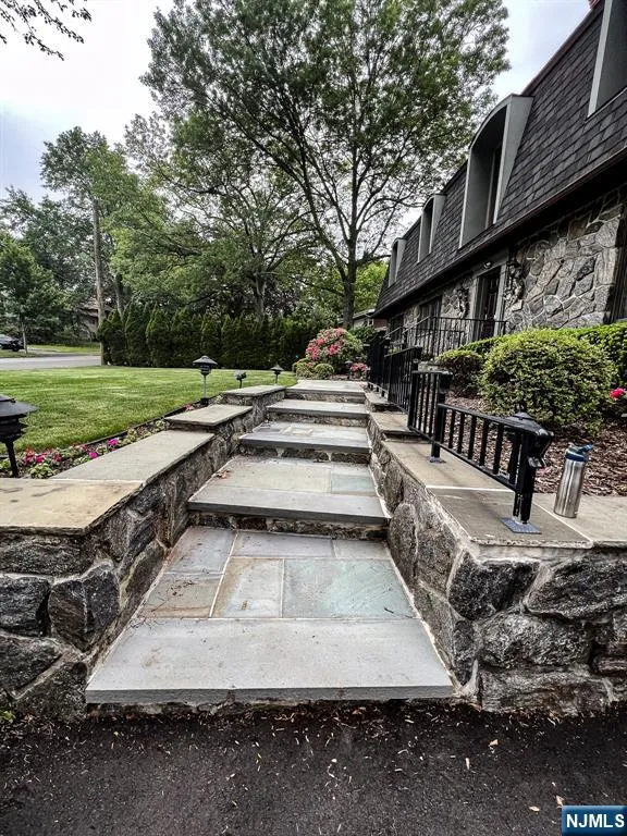 203 Harwood Place Paramus, NJ 07652