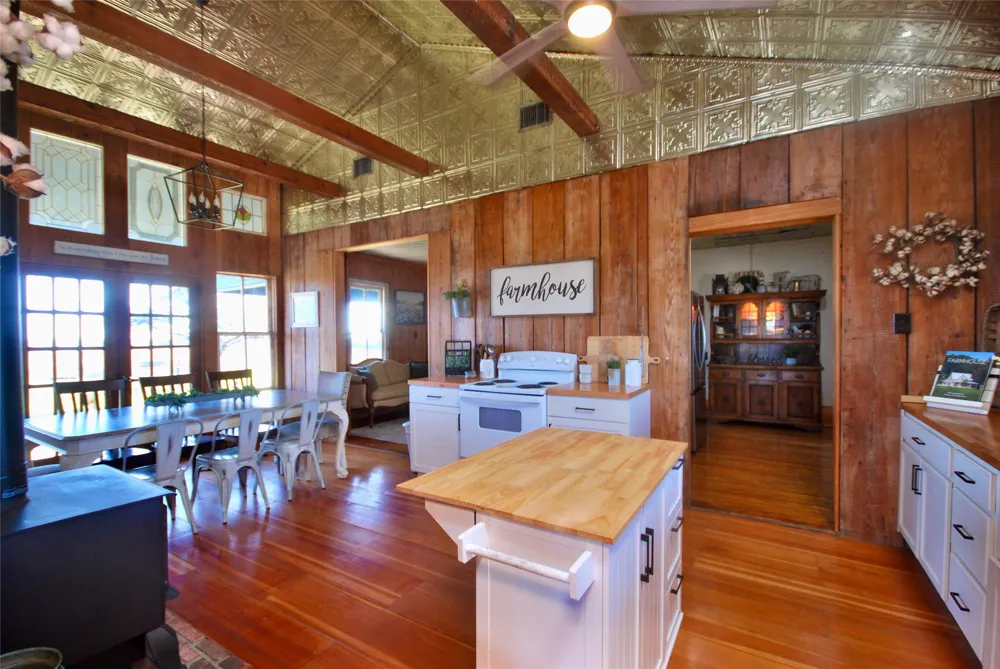 4228 County Road 256 Moulton, TX 77975