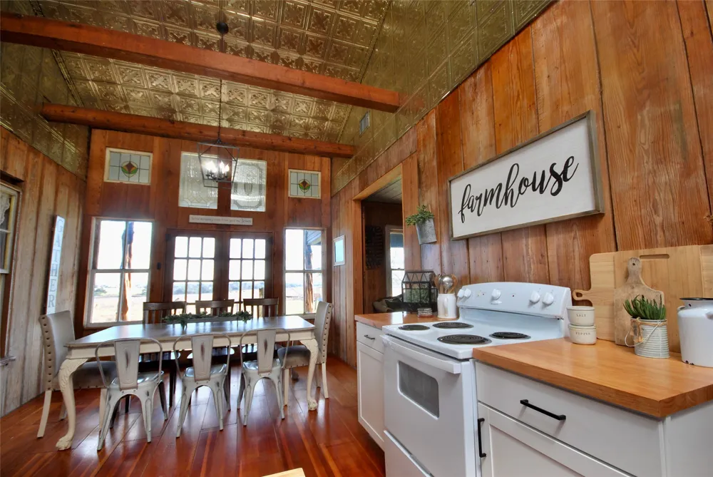 4228 County Road 256 Moulton, TX 77975