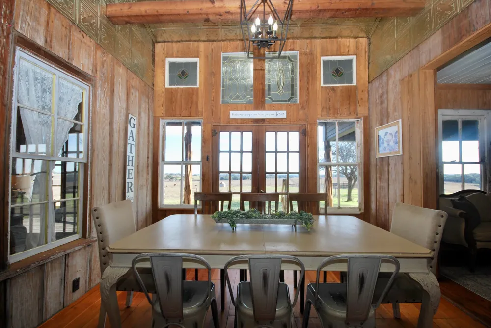 4228 County Road 256 Moulton, TX 77975