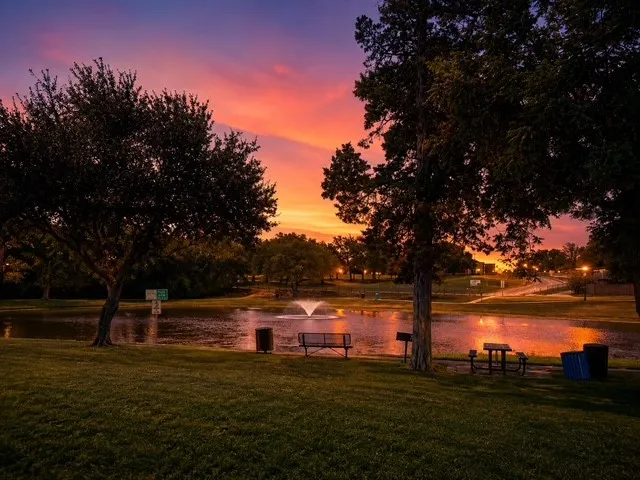 1092 Winding Creek Cedar Hill, TX 75104