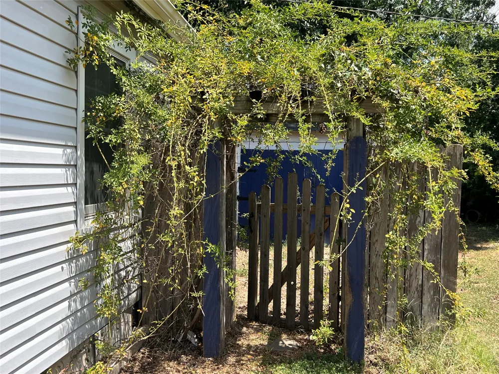 107 W 7th Street Elgin, TX 78621