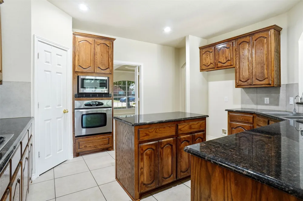 5231 Woodfield Drive Grand Prairie, TX 75052