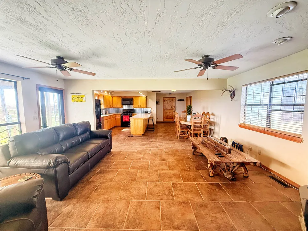 6655 133rd Holdenville, OK 74848
