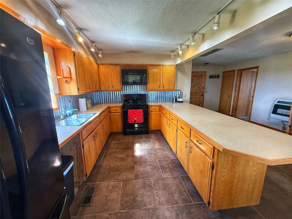 6655 133rd Holdenville, OK 74848