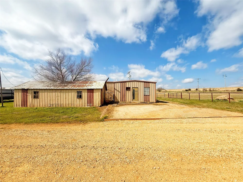 6655 133rd Holdenville, OK 74848