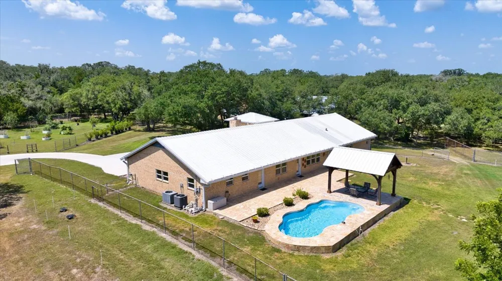 280 Hebron Church Road Yoakum, TX 77995