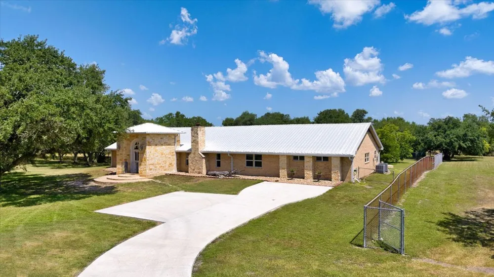 280 Hebron Church Road Yoakum, TX 77995