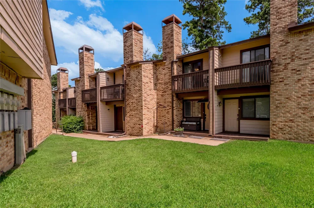 2521 Crosstimbers Street #F2 Huntsville, TX 77320