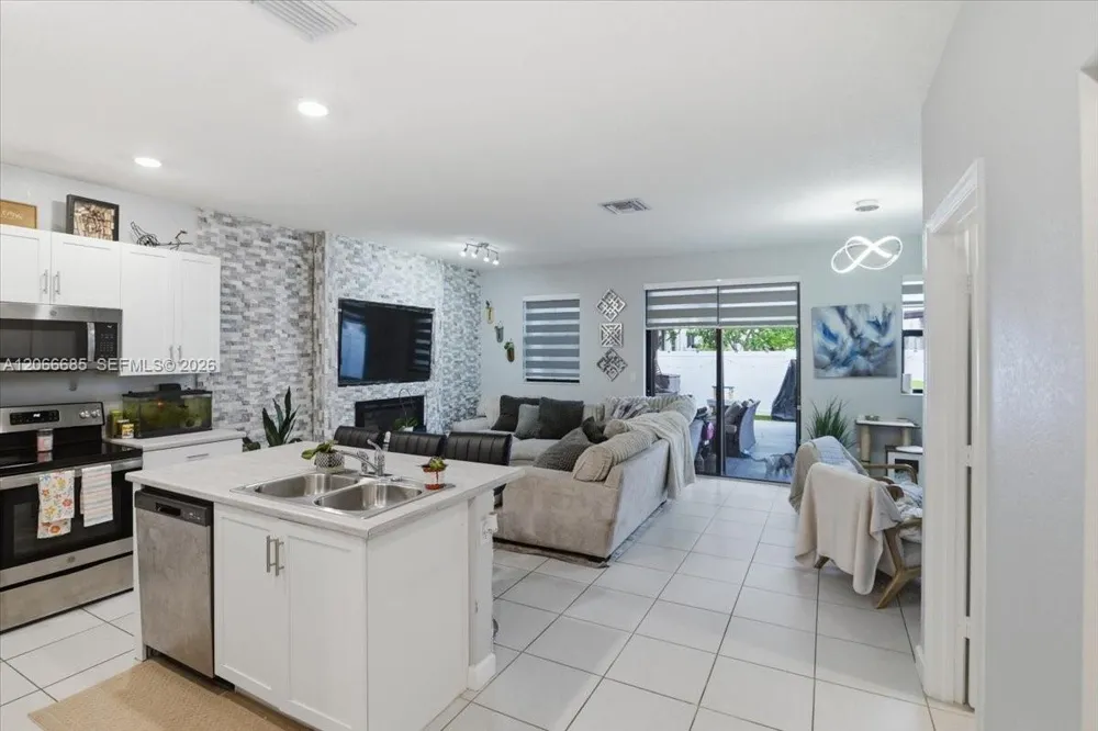 3378 W 112th St Hialeah, FL 33018