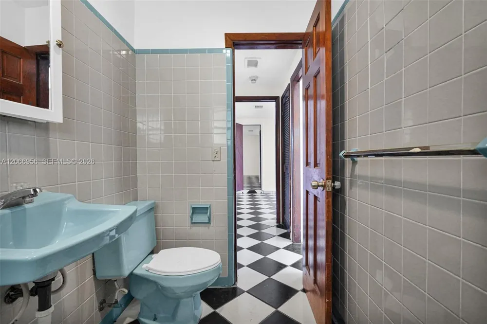 81 NW 41st St #2 Miami, FL 33127
