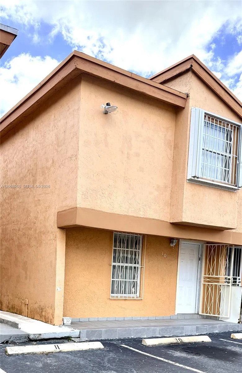 1701 W 42nd Pl #10 Hialeah, FL 33012