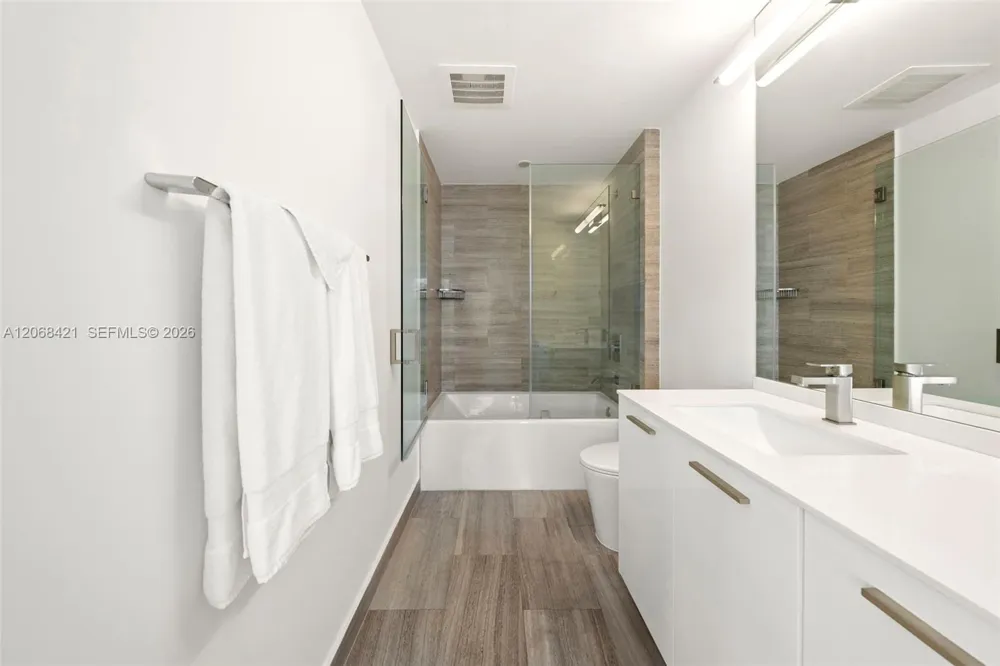 1300 Brickell Bay Dr #3501 Miami, FL 33131