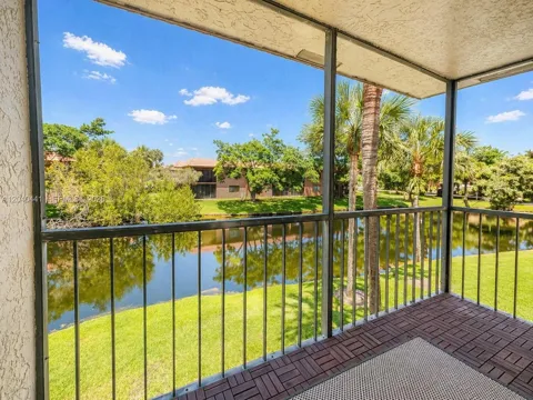 305 Lakeview Dr #204