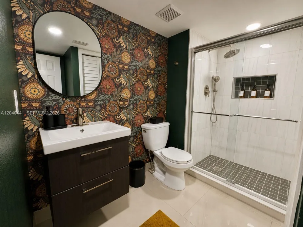 305 Lakeview Dr #204 Weston, FL 33326