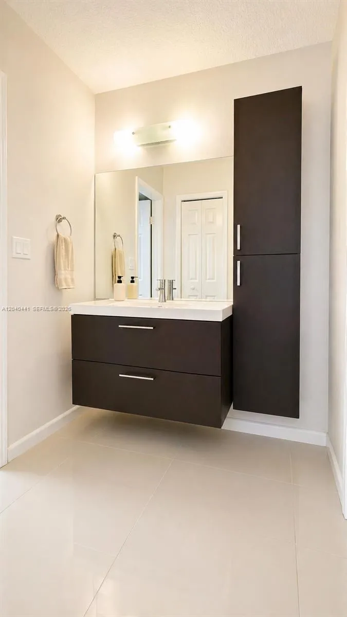 305 Lakeview Dr #204 Weston, FL 33326