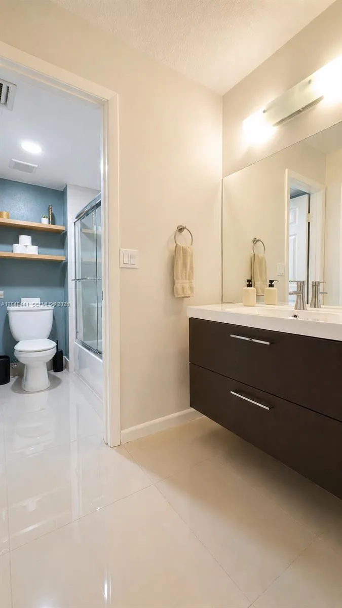 305 Lakeview Dr #204 Weston, FL 33326
