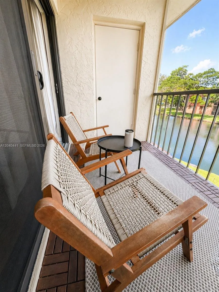 305 Lakeview Dr #204 Weston, FL 33326