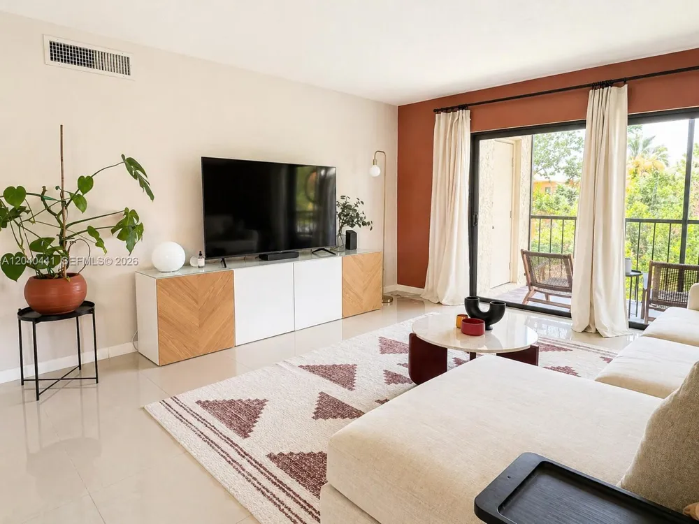 305 Lakeview Dr #204 Weston, FL 33326