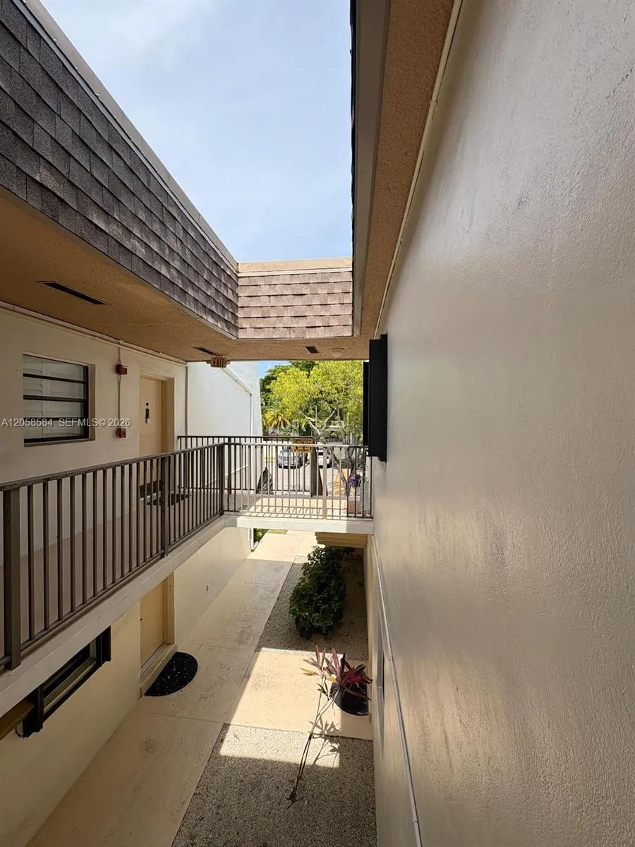 8261 SW 128 St #211 Pinecrest, FL 33156
