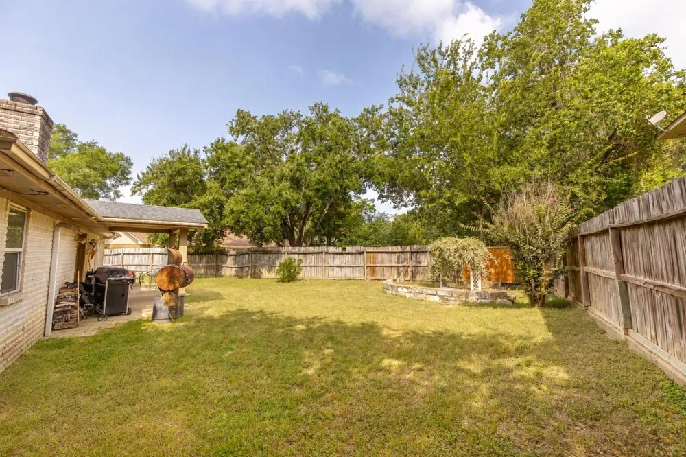 116 Briarwood Lane Bellville, TX 77418