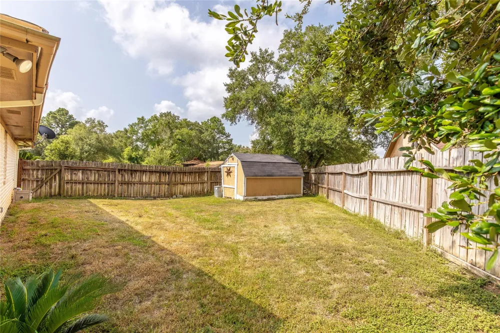 116 Briarwood Lane Bellville, TX 77418