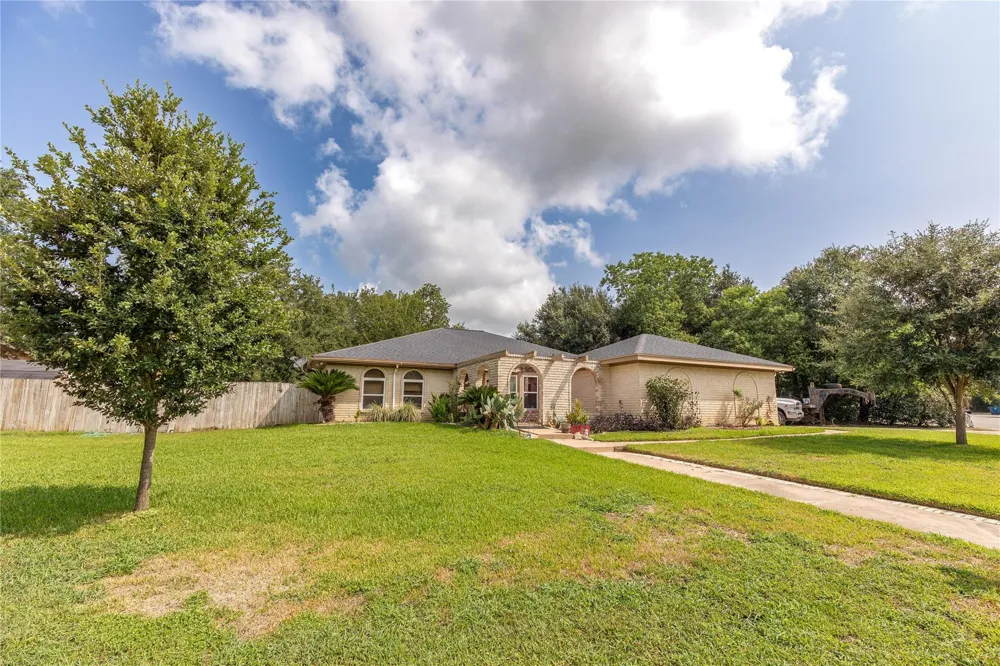 116 Briarwood Lane Bellville, TX 77418