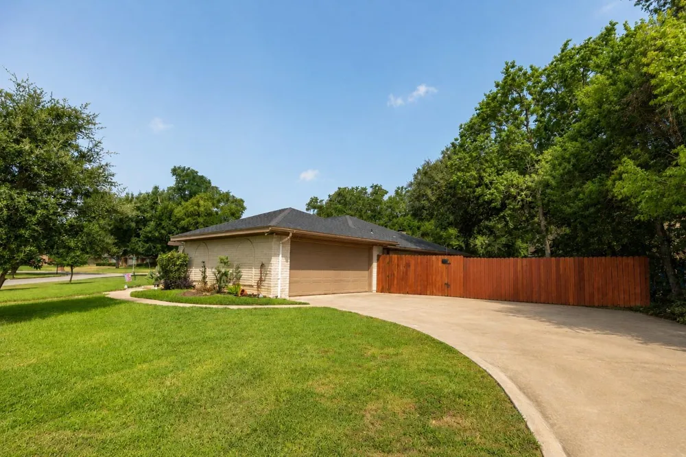 116 Briarwood Lane Bellville, TX 77418