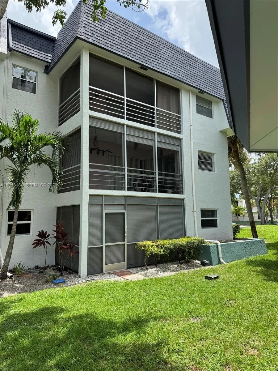8002 Lagos De Campo Blvd #B-201 Tamarac, FL 33321
