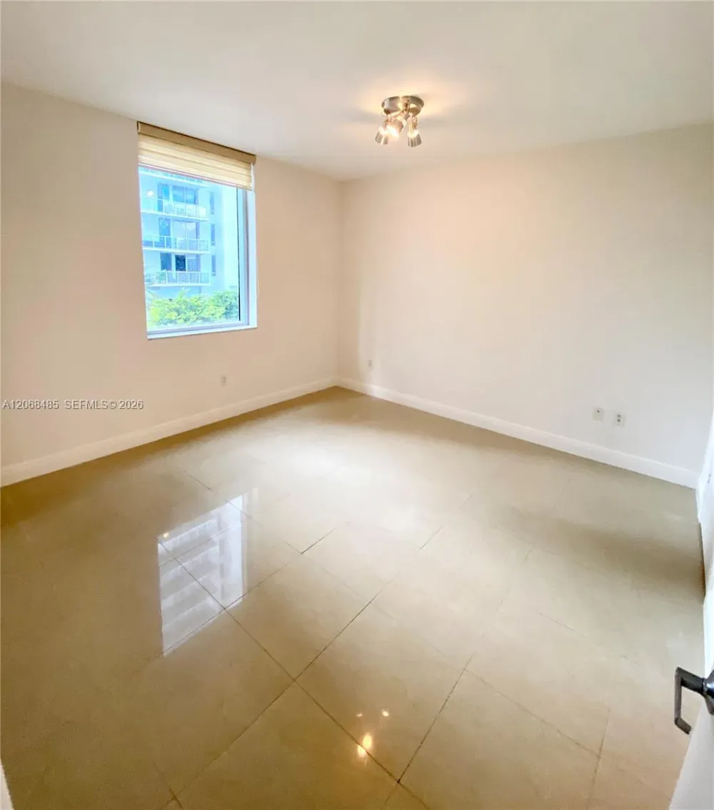 1060 Brickell Ave #1413 Miami, FL 33131