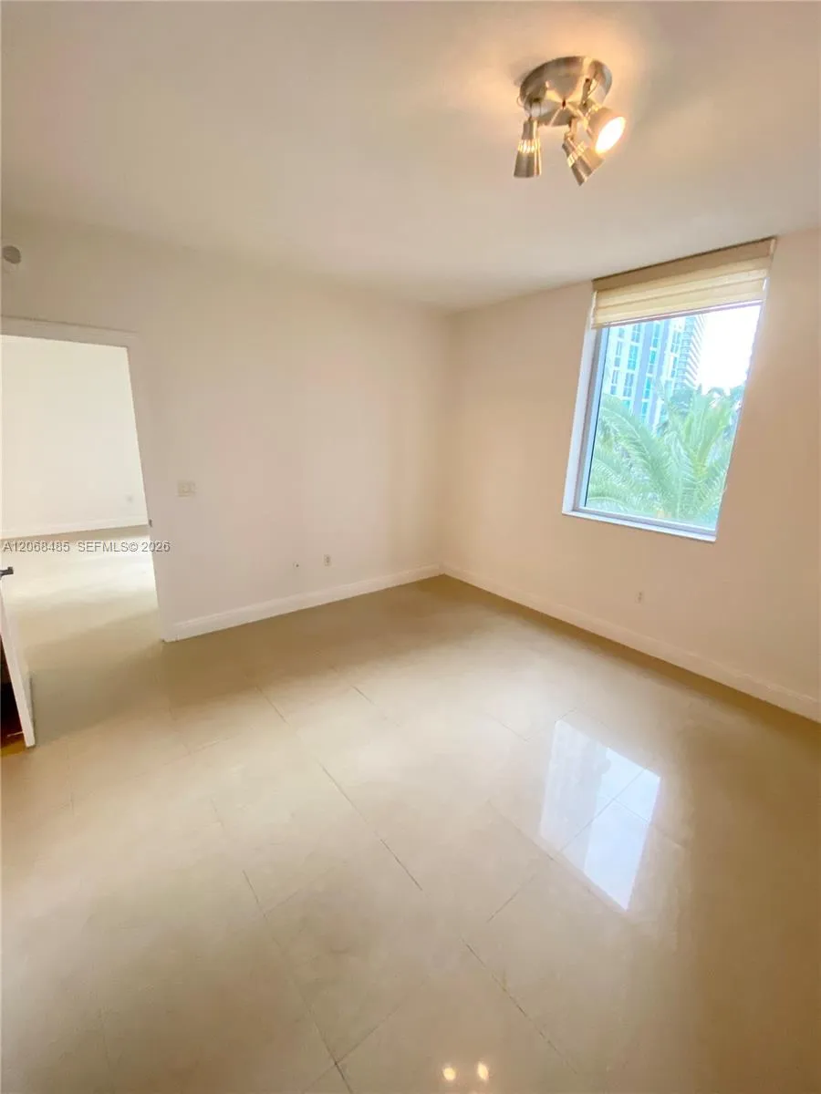1060 Brickell Ave #1413 Miami, FL 33131